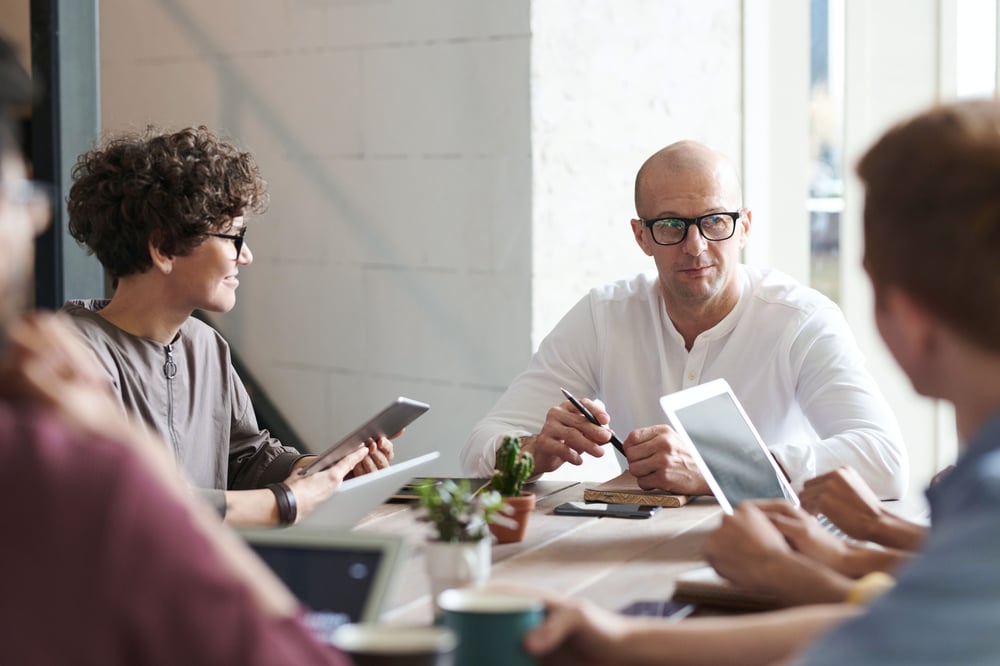 Man_woman_table_meeting