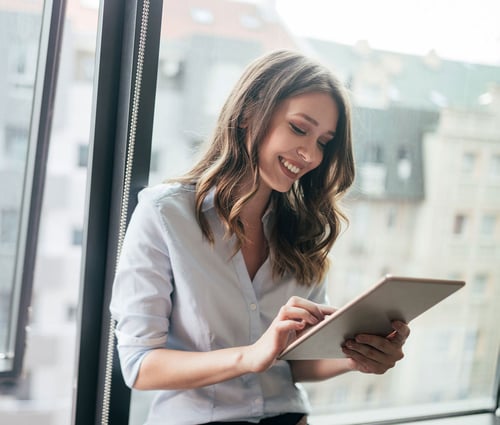 woman_working_on_tablet