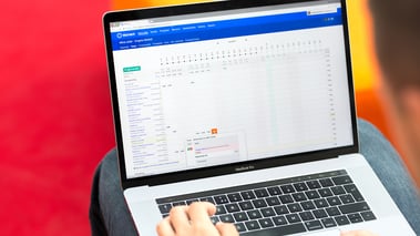 Datamaskin med prosjektsystem